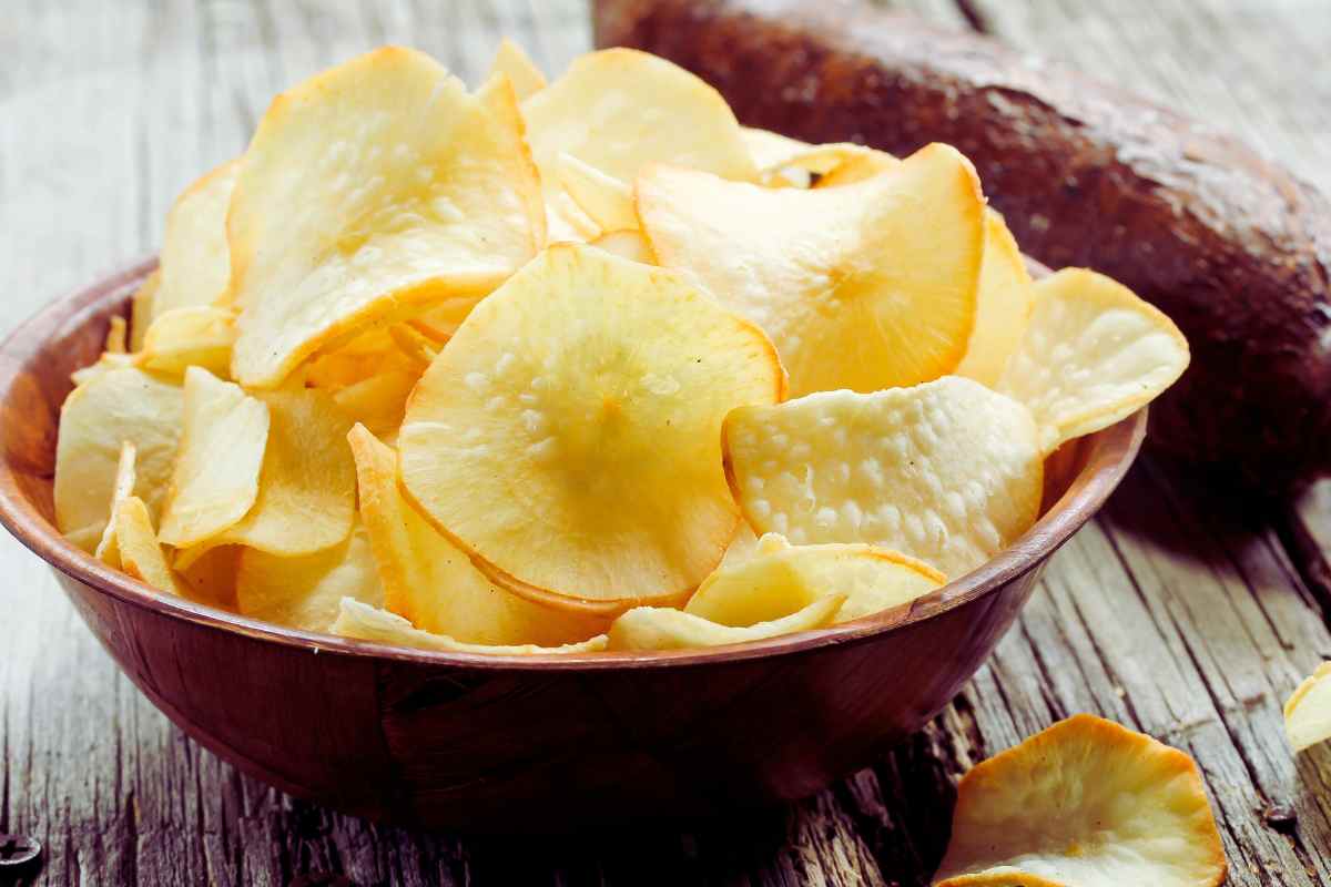 chips in una ciotola di legno