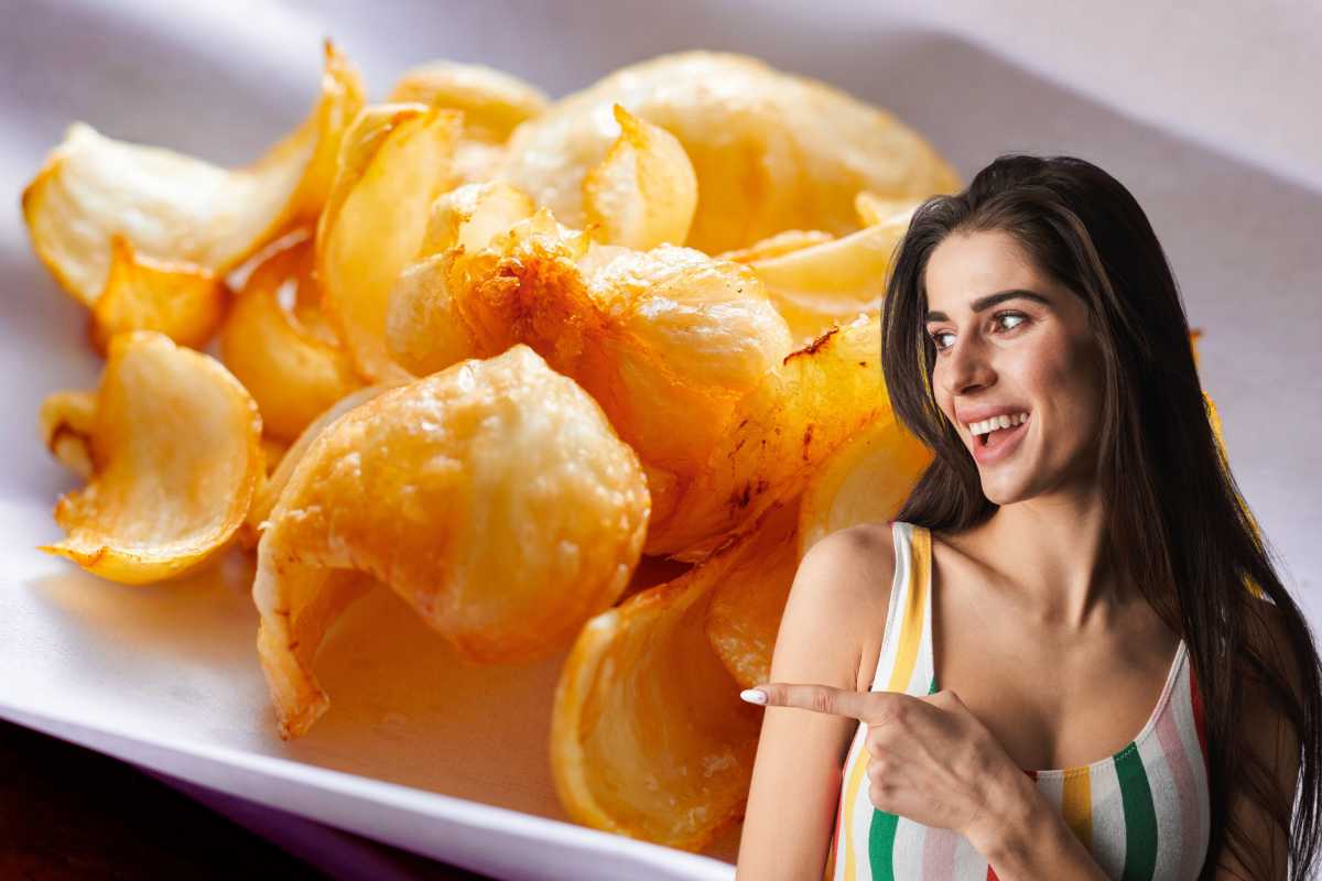chips di riso donna che indica