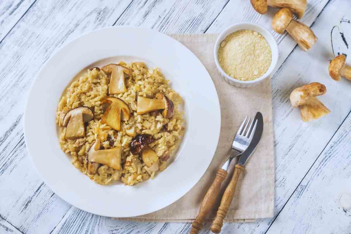 piatto di risotto ai funghi porcini
