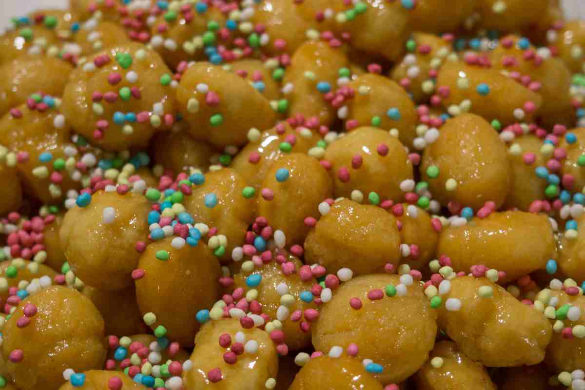 piatto di struffoli di natale senza glutine