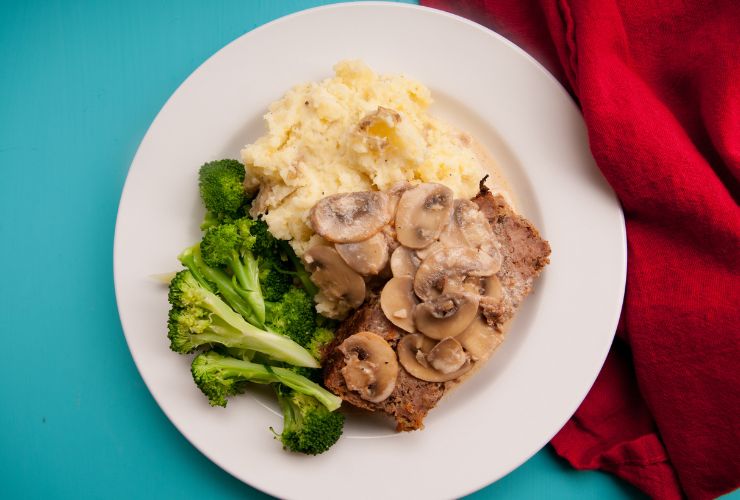 polpettone nel piatto con funghi