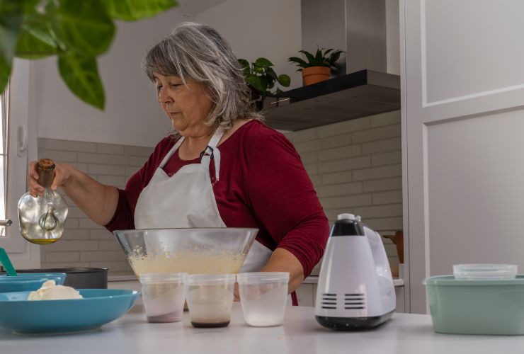 donna prepara torta